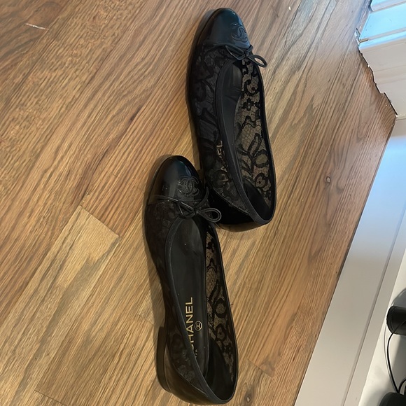 Chanel lace and patent toe black classic flats - Picture 4 of 4